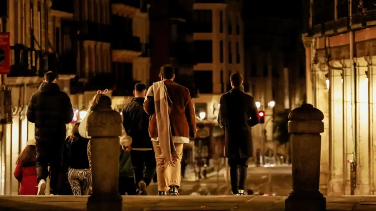  Algunas personas vuelven a sus casas tras disfrutar de las fiestas de Nochevieja, a 1 de enero de 2023, en Madrid (Espa&ntilde;a). - Carlos Luj&aacute;n - Europa Press 