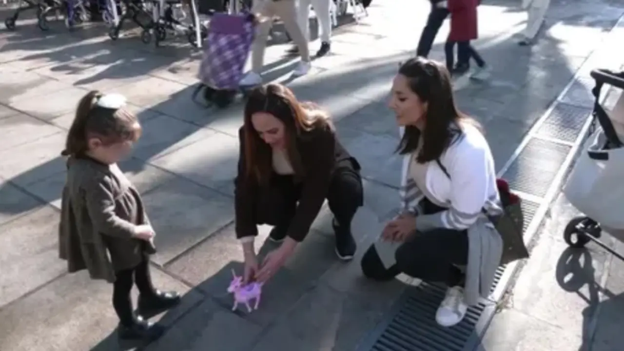  Ana Hoyo junto a Martina y su madre 