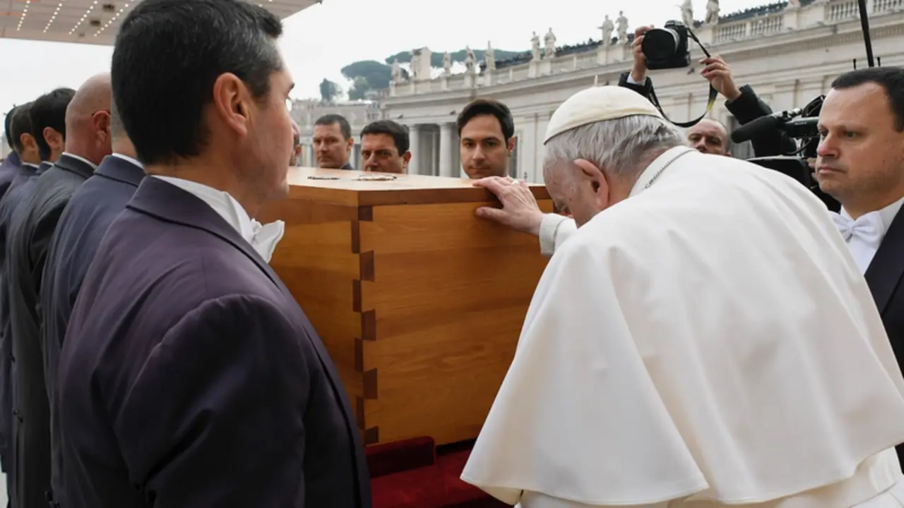  El Papa reza ante el ataud de Benedicto XVI - VATICAN MEDIA 