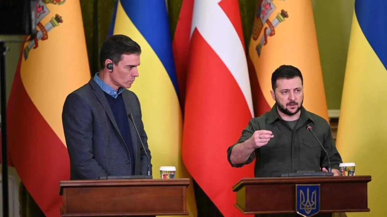  El presidente de Ucrania, Volodimir Zelenski (d), ofrece declaraciones a los medios de comunicaci&oacute;n tras reunirse con el presidente del Gobierno, Pedro S&aacute;nchez 