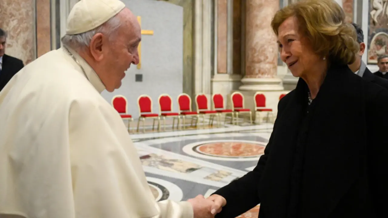  La Reina Sof&iacute;a saludando al Papa Francisco. - VATICAN MEDIA 