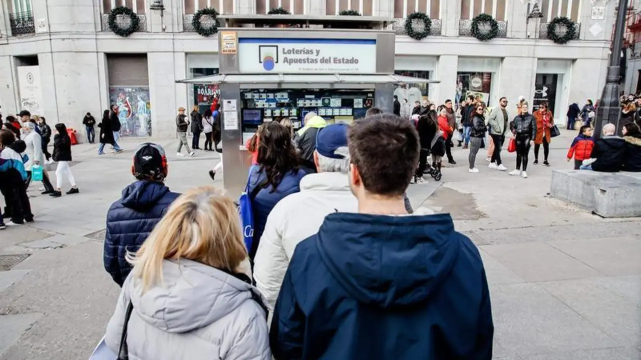 Varias personas hacen cola para comprar loter&iacute;a para el Sorteo Extraordinario del Ni&ntilde;o, a 2 de enero de 2023 