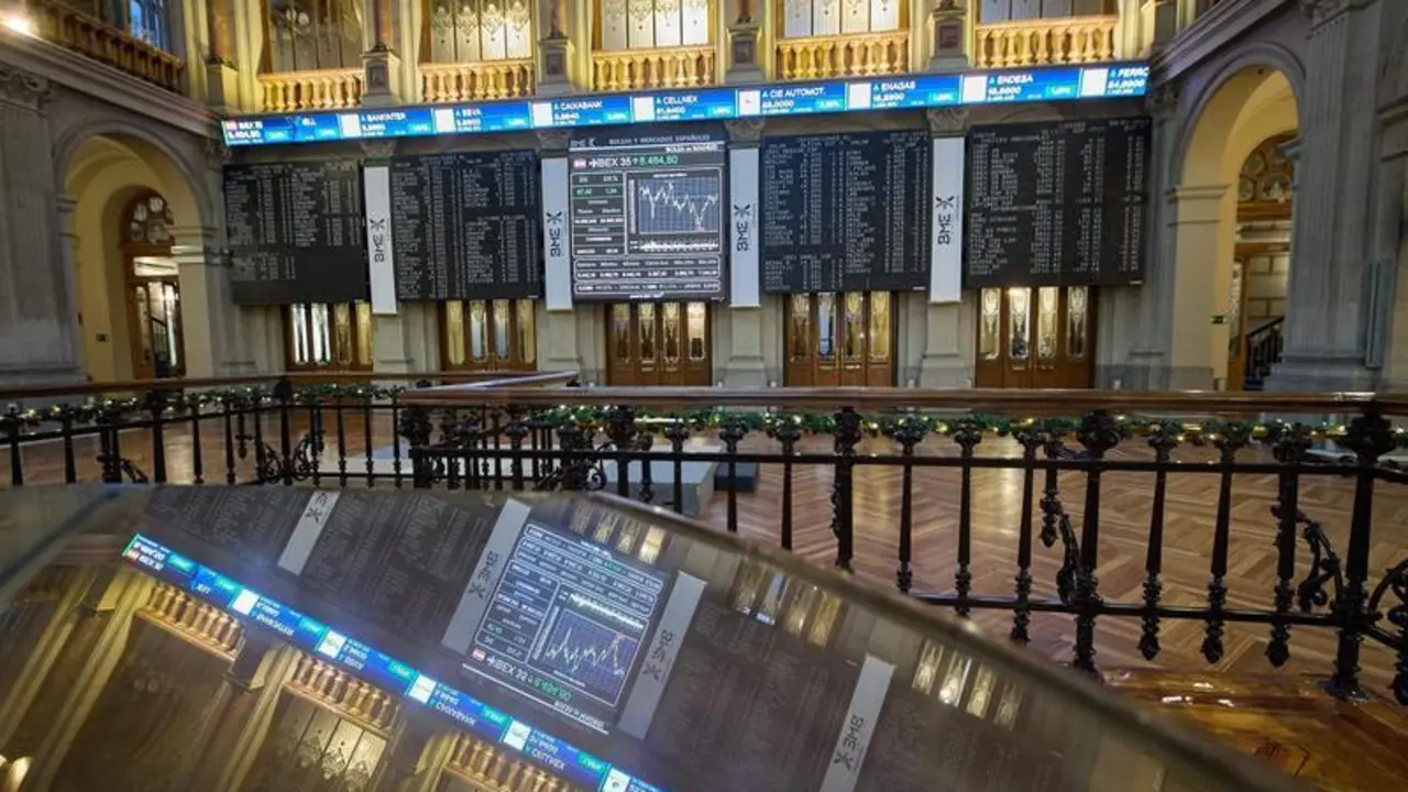  Varios paneles del Ibex 35 en el Palacio de la Bolsa, a 4 de enero de 2023, en Madrid (Espa&ntilde;a). El Ibex 35 ha iniciado la sesi&oacute;n de hoy con un avance cercano al 0,6% 