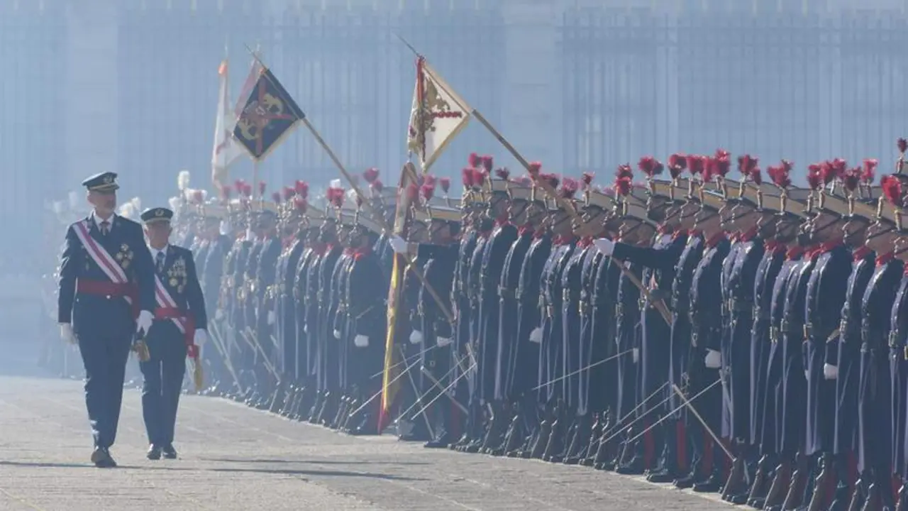  El Rey Felipe VI saluda durante la celebraci&oacute;n de la Pascua Militar en el Palacio Real, en el Palacio Real 