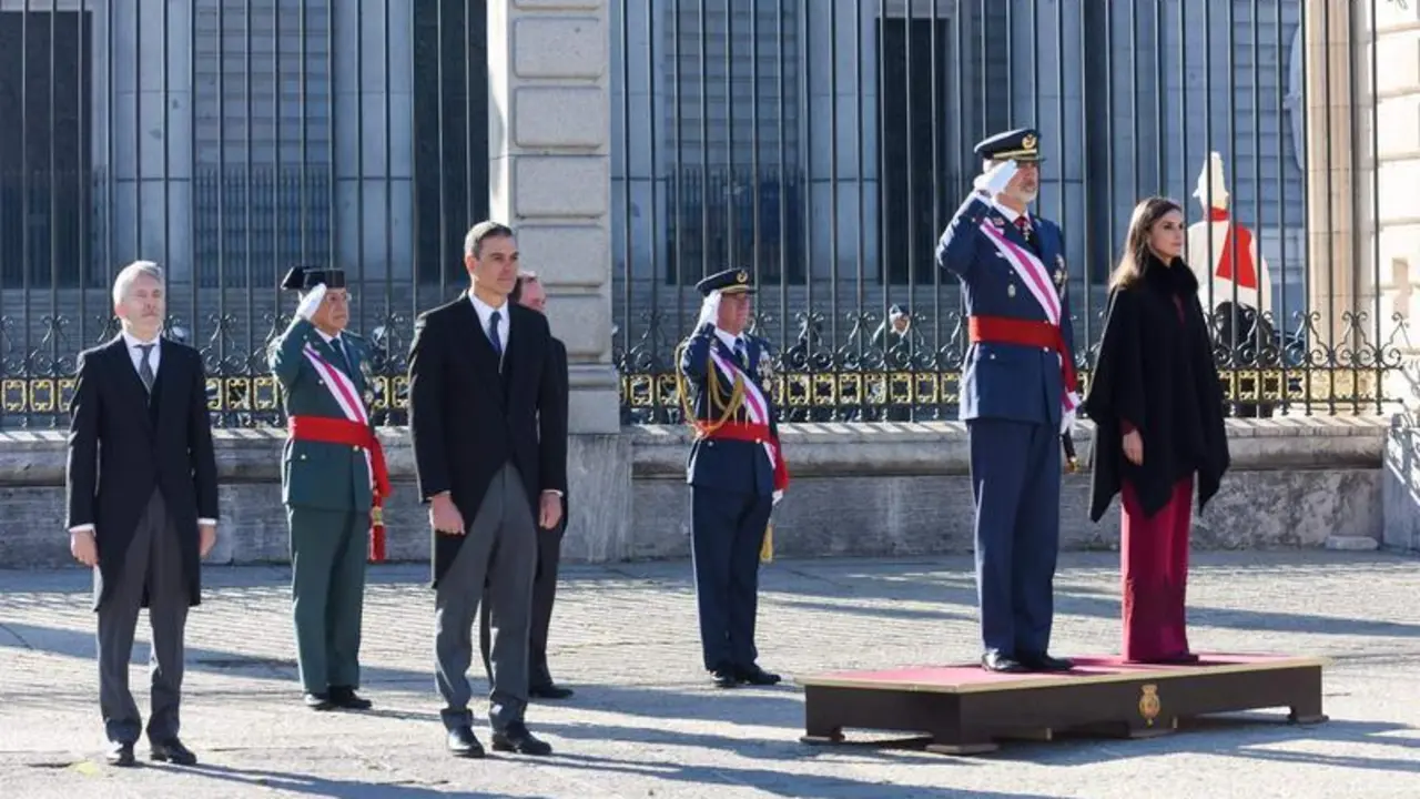  El ministro de Interior, Fernando Grande-Marlaska; el presidente del Gobierno, Pedro S&aacute;nchez; el Rey Felipe VI y la Reina Letizia, durante la celebraci&oacute;n de la Pascua Militar en el Palacio Real 
