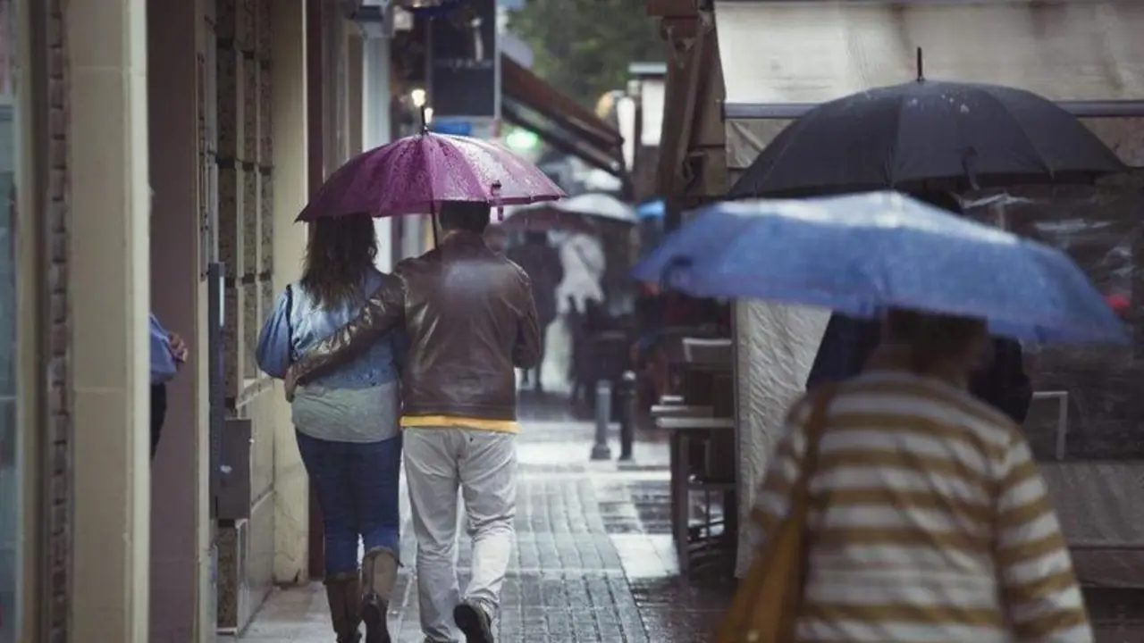  Pareja bajo la lluvia en Córdoba 