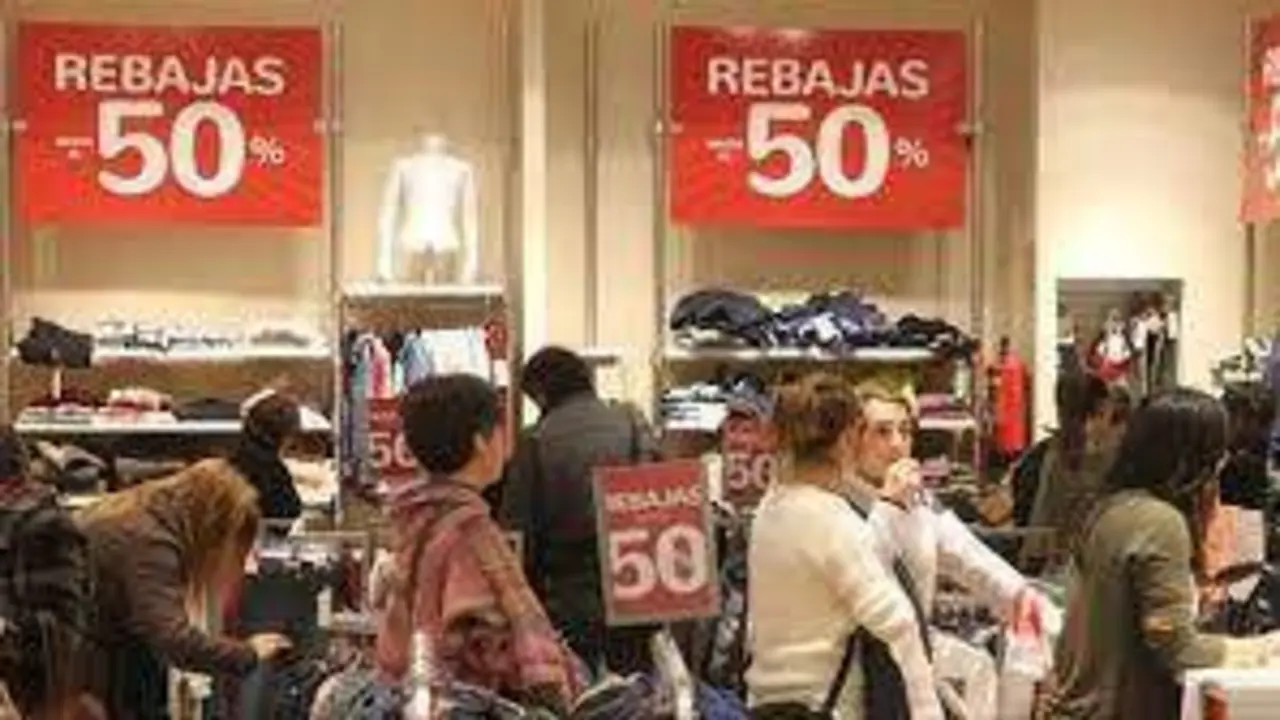  Gente comprando en las rebajas 