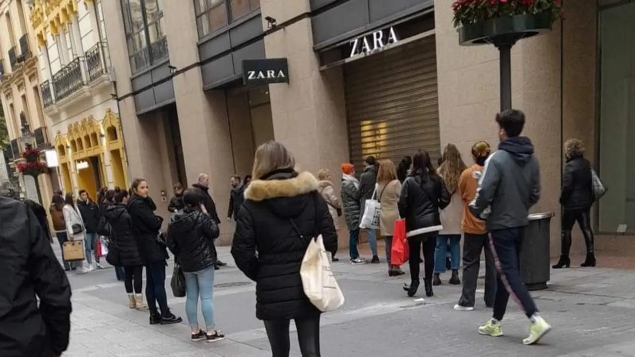  Cola en la puerta del Zara de Calle Concepci&oacute;n este s&aacute;bado. 