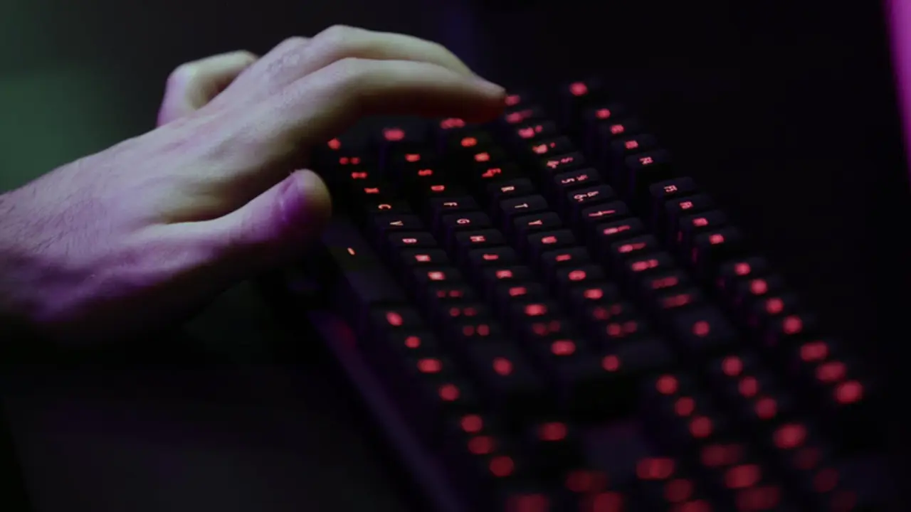  Archivo - Una persona con el teclado de un ordenador - Eduardo Parra - Europa Press - Archivo 