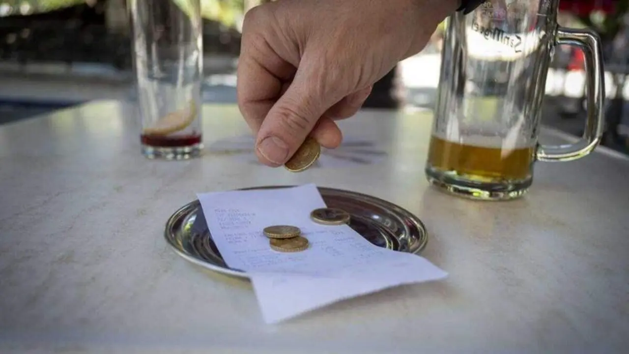  Persona dejando propina en C&aacute;diz 