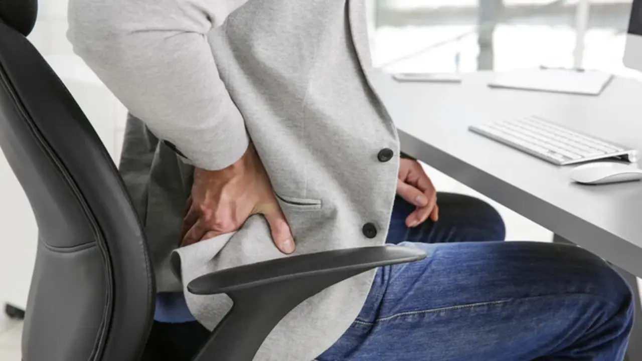  Persona sentada mucho tiempo en la oficina 
