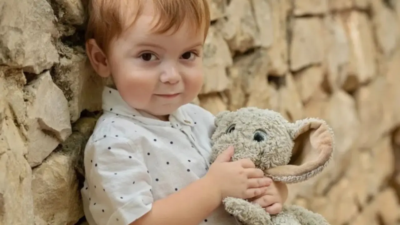  Marcos junto a su peluche 