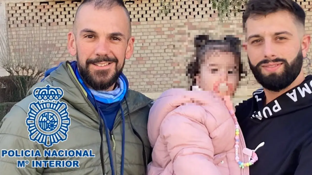  Agente de la Polic&iacute;a Nacional, junto a la beb&eacute; a la que reanim&oacute; en parada cardiorrespiratoria y su padre - POLIC&Iacute;A NACIONAL M&Aacute;LAGA 