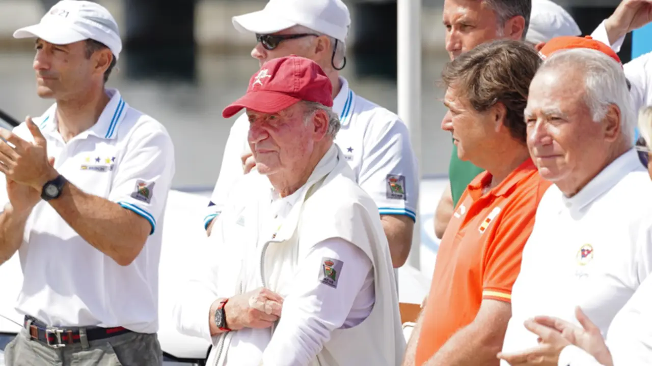  Archivo - El Rey em&eacute;rito Juan Carlos durante una entrega de premios en su visita a Sanxenxo - &Aacute;lvaro Ballesteros - Europa Press - Archivo 