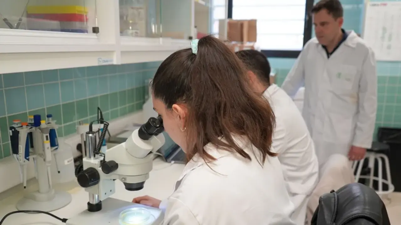  Cient&iacute;ficos espa&ntilde;oles mientras desarrollaban el pintalabios 