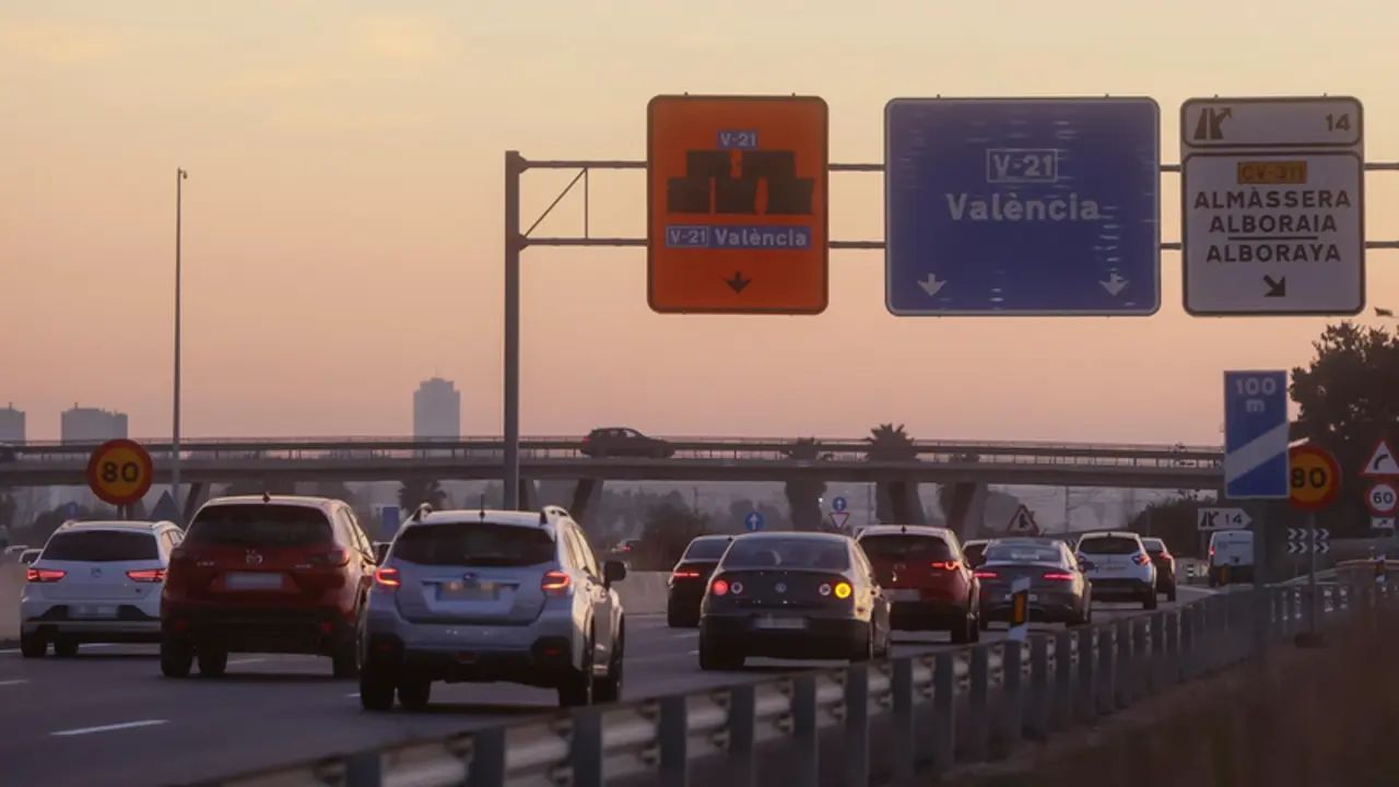  Vista de la autov&iacute;a V-21 en Valencia, a 28 de diciembre de 2022, en Valencia, Comunidad Valenciana (Espa&ntilde;a). El carril servicio del Bus-VAO es el primer servicio para veh&iacute;culos de alta ocupaci&oacute;n de la Comunidad Valenciana. Solo podr&aacute; ser utilizado por los - Rober Solsona - Europa Press 