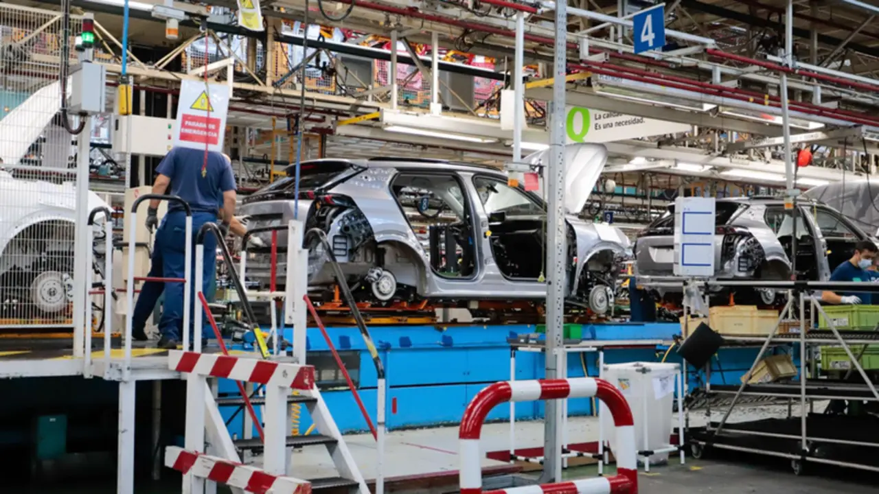  Archivo - Un operario trabajando en una f&aacute;brica de veh&iacute;culos - Marta V&aacute;zquez Rodr&iacute;guez - Europa Press - Archivo 