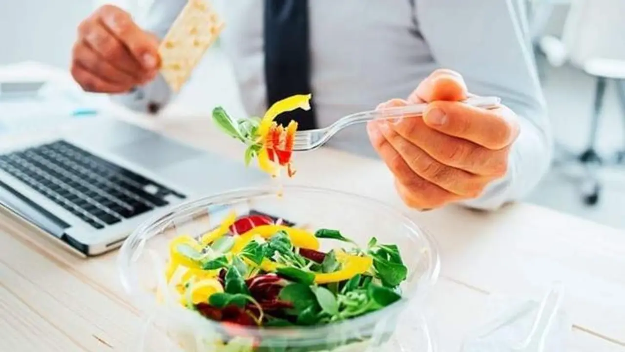  Persona comiendo. ARCHIVO 