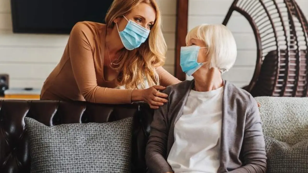  Madre e hija con mascarillas 