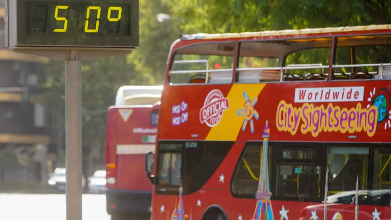  Archivo - Un autob&uacute;s tur&iacute;stico pasa sin pasajeros delante de un term&oacute;metro que marca 5O&ordm; en otro d&iacute;a con altas temperaturas en la capital andaluza a 25 de julio del 2022 en Sevilla (Andaluc&iacute;a, Espa&ntilde;a) - Eduardo Briones - Europa Press - Archivo 