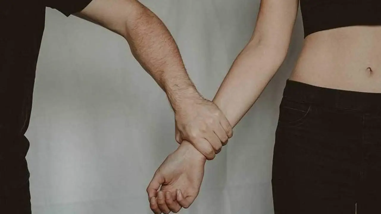  Un hombre agarrando fuerte a una mujer 