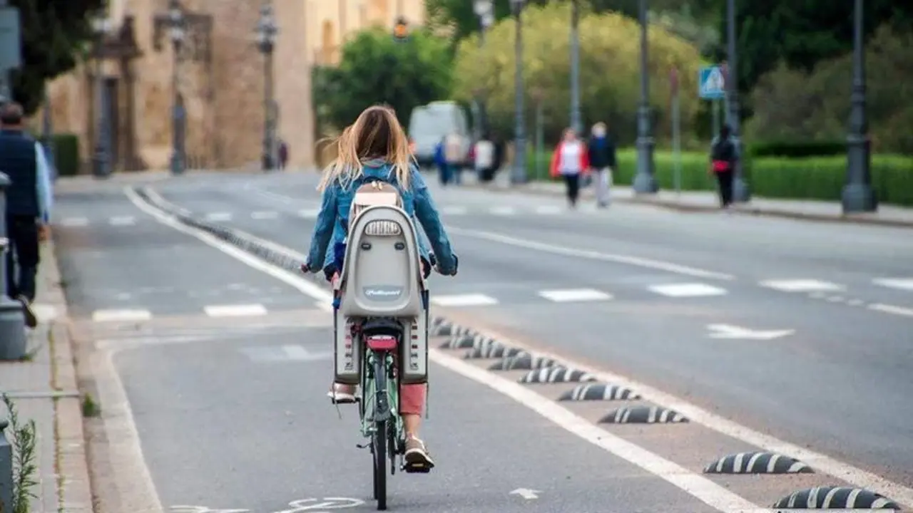  Mujer en bicicleta por Avenida del Alcázar / Pilar Gázquez. 