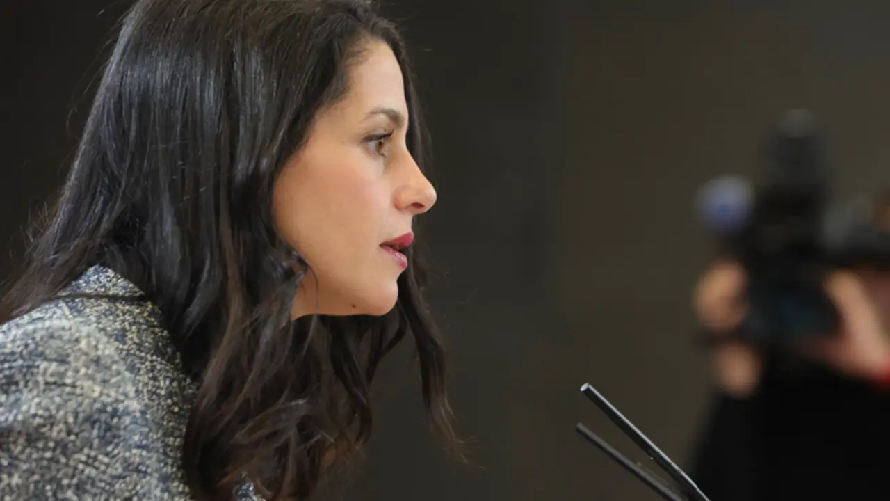  La exl&iacute;der de Ciudadanos In&eacute;s Arrimadas, en una rueda de prensa sobre actualidad pol&iacute;tica, en el Congreso de los Diputados. - Jes&uacute;s Hell&iacute;n - Europa Press 