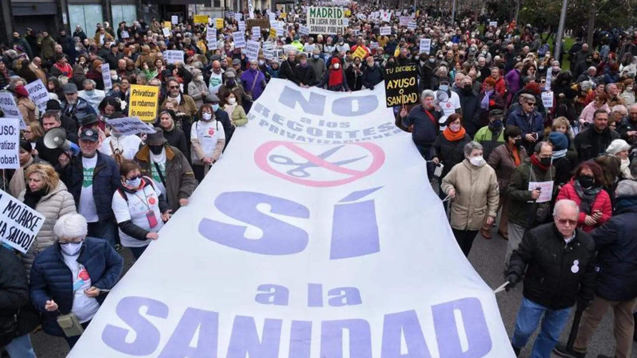  Numerosas personas marchan en una manifestaci&oacute;n por la mejora de la Sanidad P&uacute;blica desde el Ministerio de Sanidad hasta el Museo Reina Sof&iacute;a 
