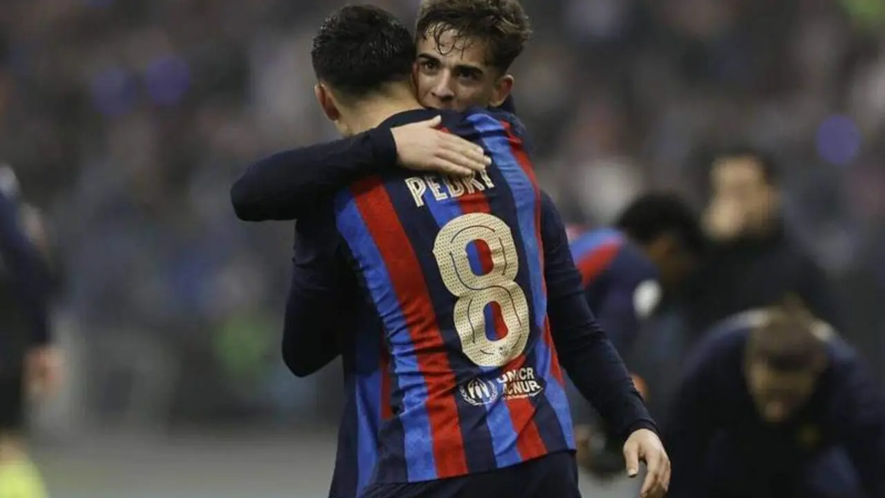  Gavi y Pedri abrazados en la celebraci&oacute;n del tercer tanto 