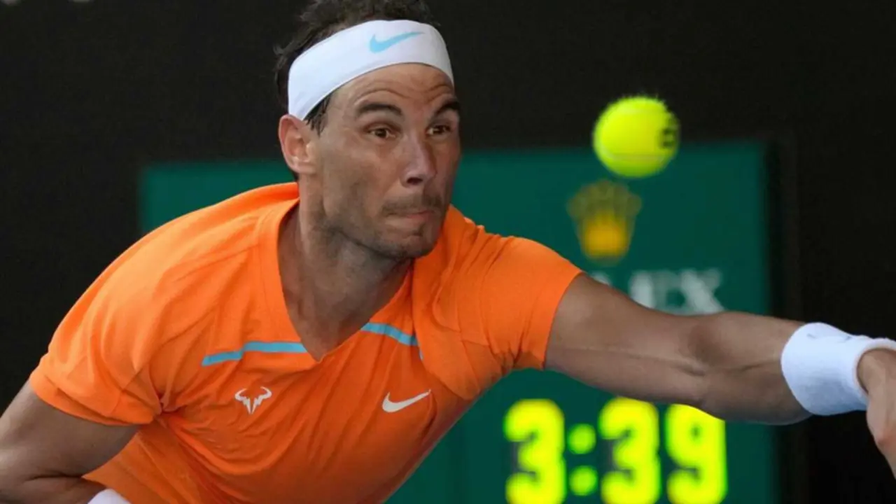  Rafa Nadal devuelve la bola en su partido contra Draper en el Abierto de Australia. AP PHOTO 