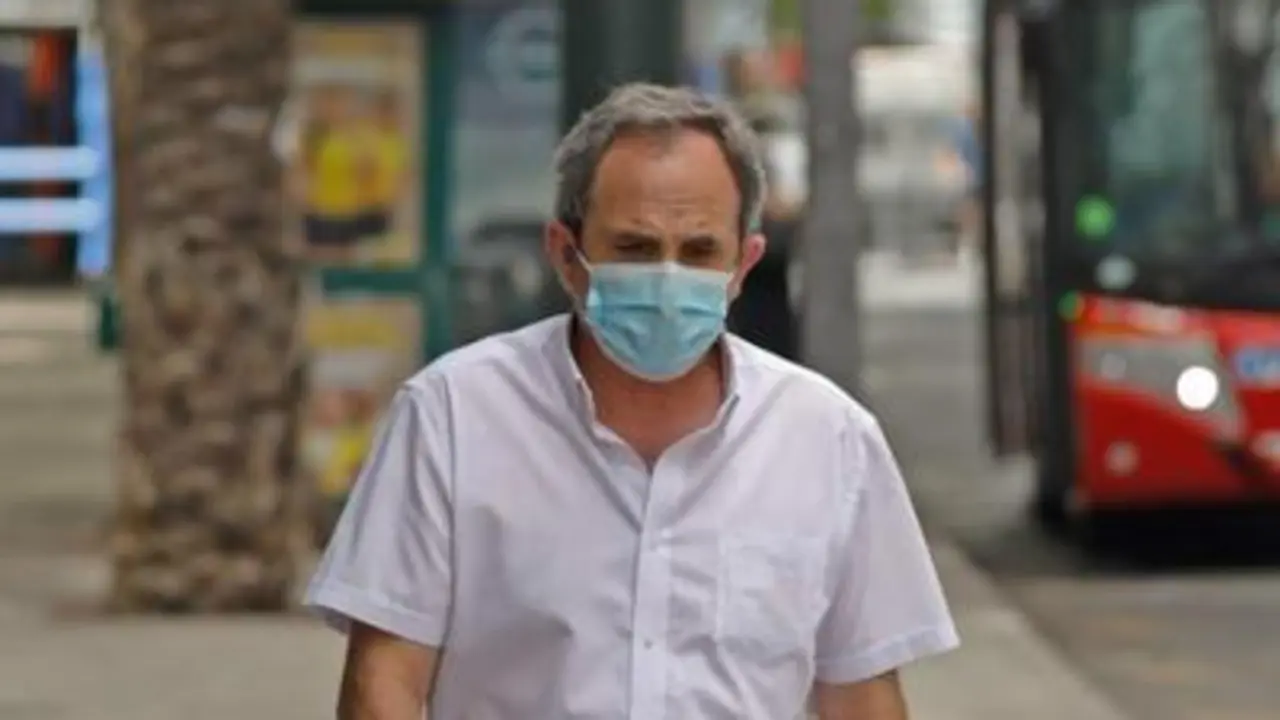  Un anciano pasea con mascarilla junto a un term&oacute;metro que marca 42&ordm; 