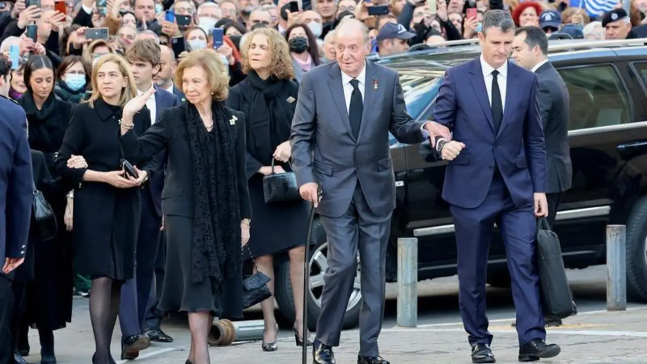  La reina Sof&iacute;a y el rey Juan Carlos I, acompa&ntilde;ados de sus hijas las Infantas Cristina y Elena y sus nietos, llegan al funeral por el rey Constantino de Grecia en la Catedral Metropolitana de Atenas, a 16 de enero de 2023 