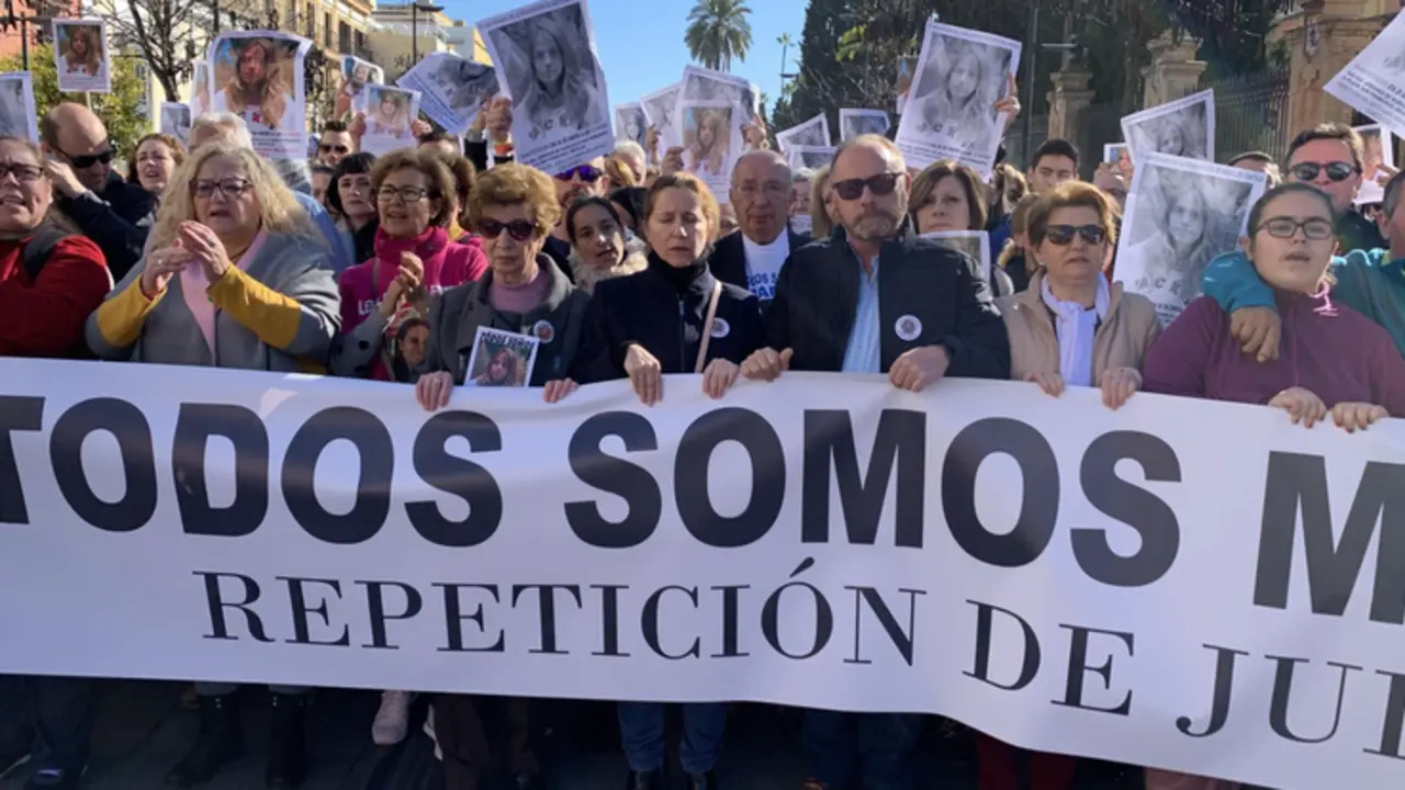  Archivo - Los padres de Marta del Castillo encabezan la manifestaci&oacute;n por el d&eacute;cimo aniversario de su muerte - EUROPA PRESS - Archivo 