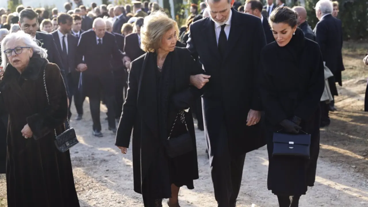  Los Reyes Felipe VI y Letizia junto a la Reina Sof&iacute;a durante el entierro de Constantino en el cementerio real de Tatoi con Don Juan Carlos al fondo - CASA S. M. EL REY 