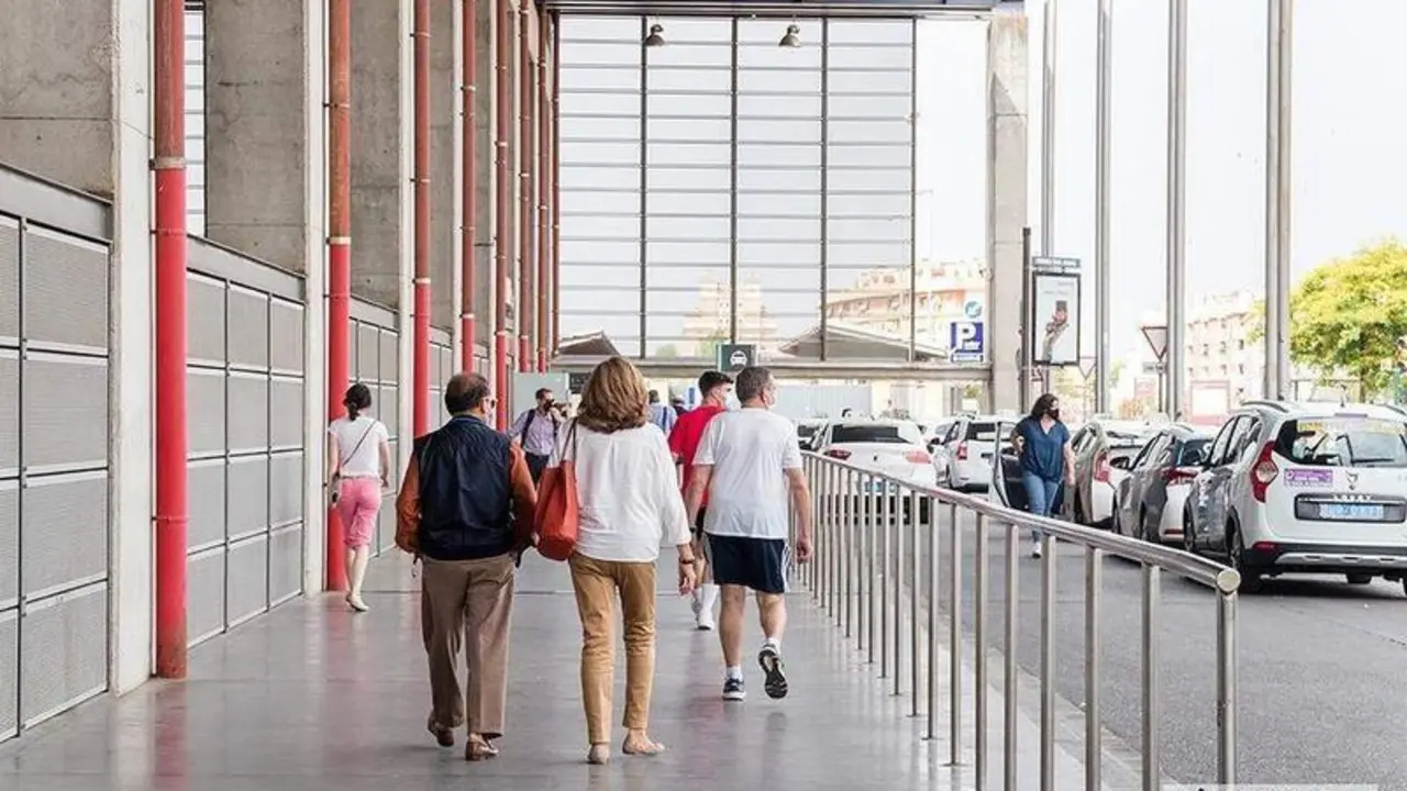  Ambiente junto a la parada de taxis en la estación de trenes de Córdoba / Pilar Gázquez. 