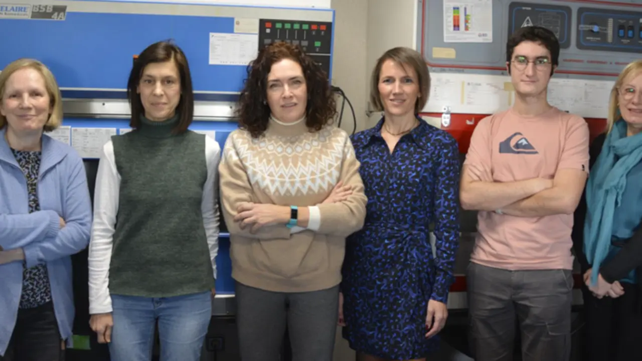  ​Mar&iacute;a Luisa Gaspar, Maribel Cortegano, Bel&eacute;n De Andr&eacute;s, Mercedes Rodr&iacute;guez, Alejandro Arrabal Y Victoria L&oacute;pez, En Uno De Los Laboratorios Del Centro Nacional De Microbiolog&iacute;a Del ISCIII. - ISCIII 