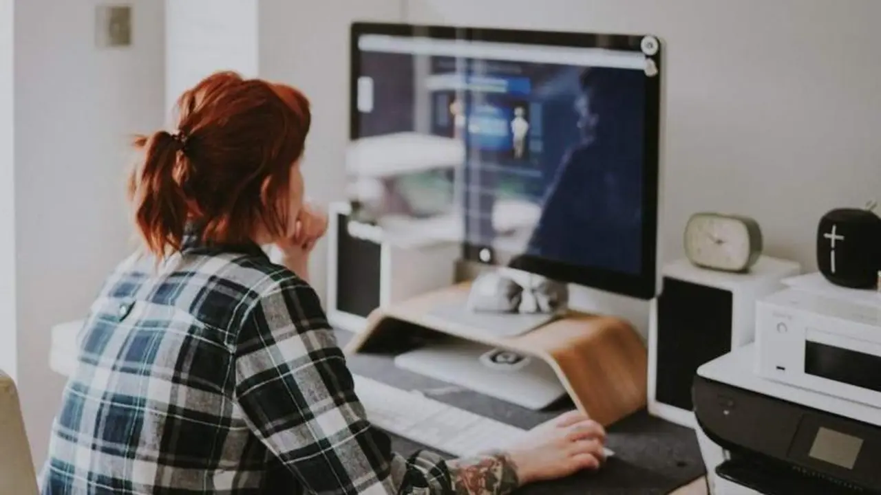  Mujer sentada y trabajando en el ordenador 