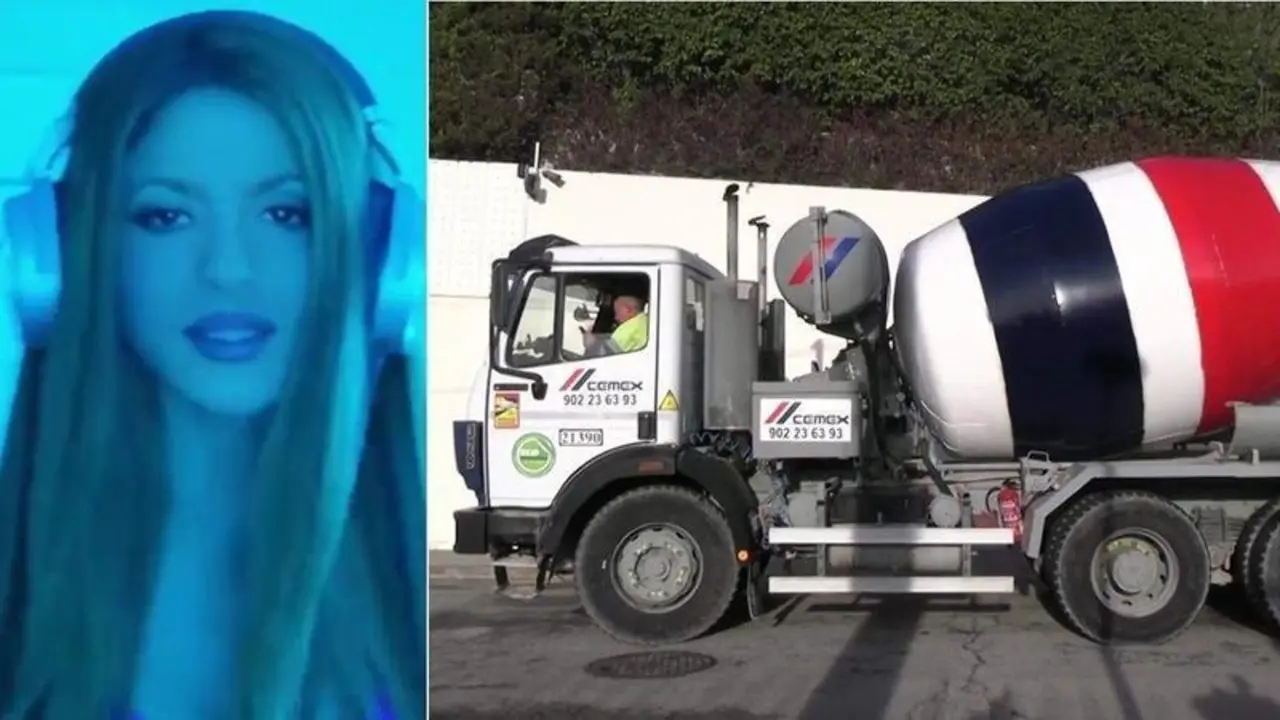  Shakira junto a la hormigonera que ha entrado en su casa 