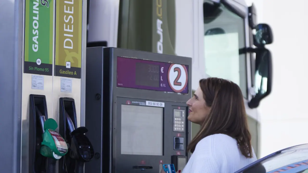  Una mujer paga en una gasolinera autoservicio tras la supresi&oacute;n de la bonificaci&oacute;n de 0,20&euro; por el gobierno de Espa&ntilde;a, a 3 de enero de 2023 en Sevilla (Andaluc&iacute;a, Espa&ntilde;a). - Joaquin Corchero - Europa Press 
