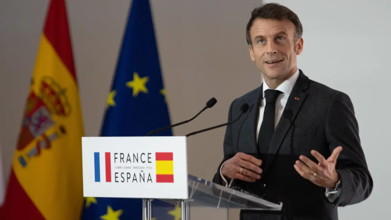  El presidente de Francia, Emmanuel Macron, comparece tras la firma de un Tratado de Amistad entre Espa&ntilde;a y Francia, durante la XXVII Cumbre Hispano-Francesa - David Zorrakino - Europa Press 