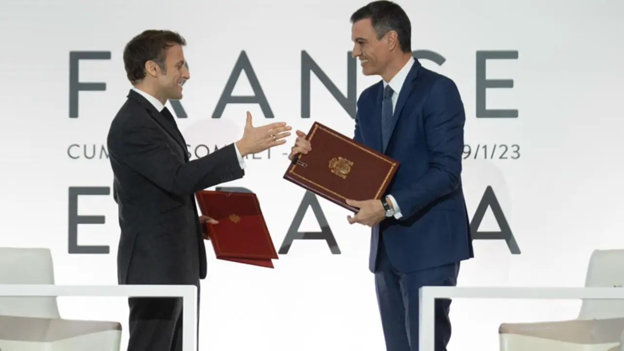  El presidente de Francia, Emmanuel Macron (i) y el presidente del Gobierno, Pedro S&aacute;nchez (d), posan tras la firma de un Tratado de Amistad entre sus respectivos pa&iacute;ses - David Zorrakino - Europa Press 