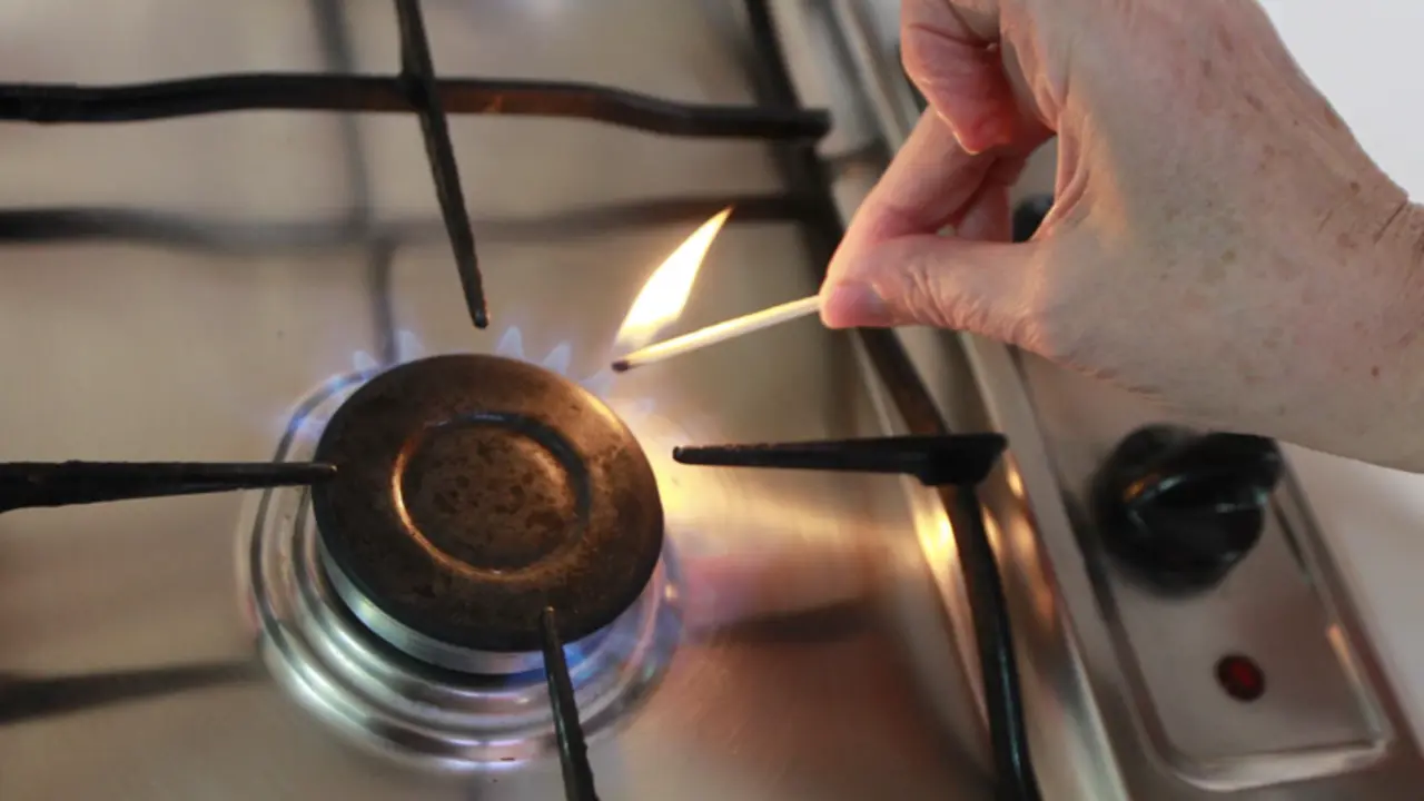  Archivo - Gas, cocina de gas, llamas, llama, fuego, fog&oacute;n, fogones, gas natural, cerilla, cerillas - EUROPA PRESS - Archivo 