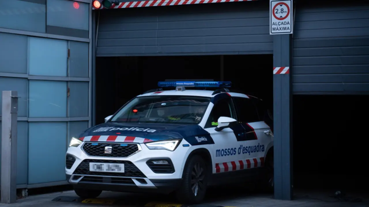  El jugador de f&uacute;tbol Dani Alves sale detenido en un coche policial tras acudir a declarar en la Comisar&iacute;a de Les Corts, a 20 de enero de 2023, en Barcelona, Catalu&ntilde;a (Espa&ntilde;a). - David Zorrakino - Europa Press 