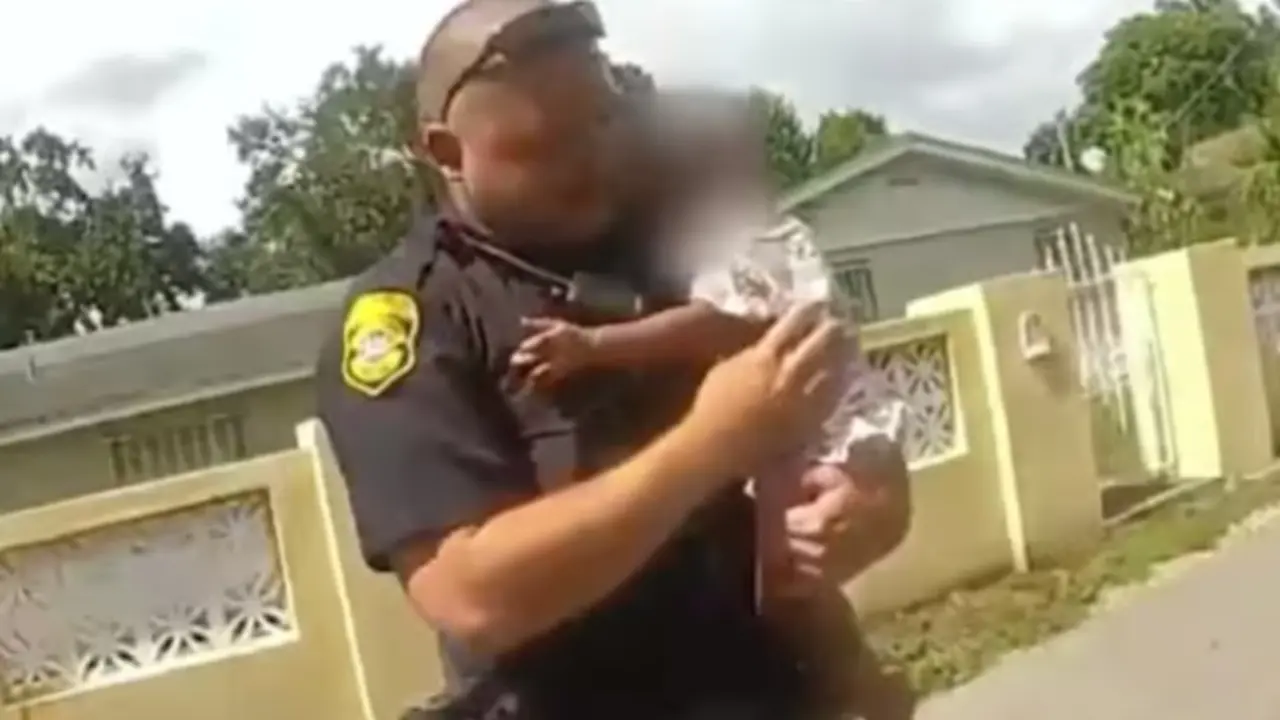  Agente junto al beb&eacute; rescatado 