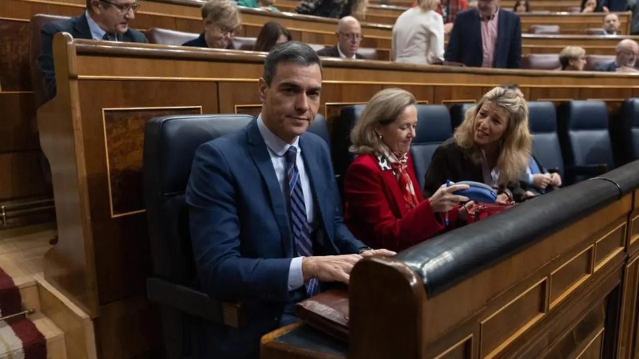  El presidente del Gobierno, Pedro S&aacute;nchez; la vicepresidenta primera y ministra de Asuntos Econ&oacute;micos y Transformaci&oacute;n Digital, Nadia Calvi&ntilde;o y la vicepresidenta segunda y ministra de Trabajo y Econom&iacute;a Social, Yolanda D&iacute;az 