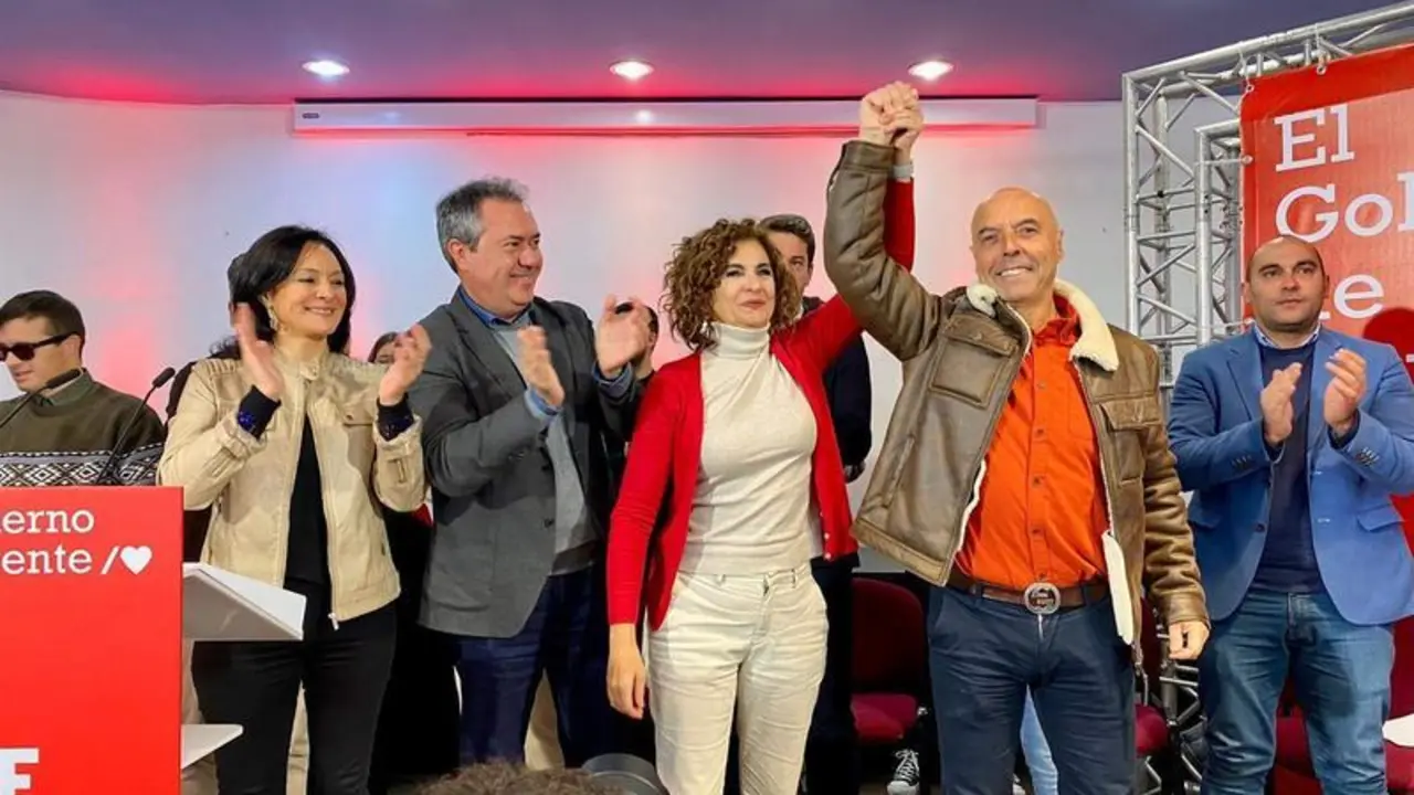  La vicesecretaria general del PSOE y ministra de Hacienda, Mar&iacute;a Jes&uacute;s Montero, levanta el brazo del candidato socialista a la Alcald&iacute;a de C&oacute;rdoba, Antonio Hurtado, en el acto de presentaci&oacute;n de su candidatura 