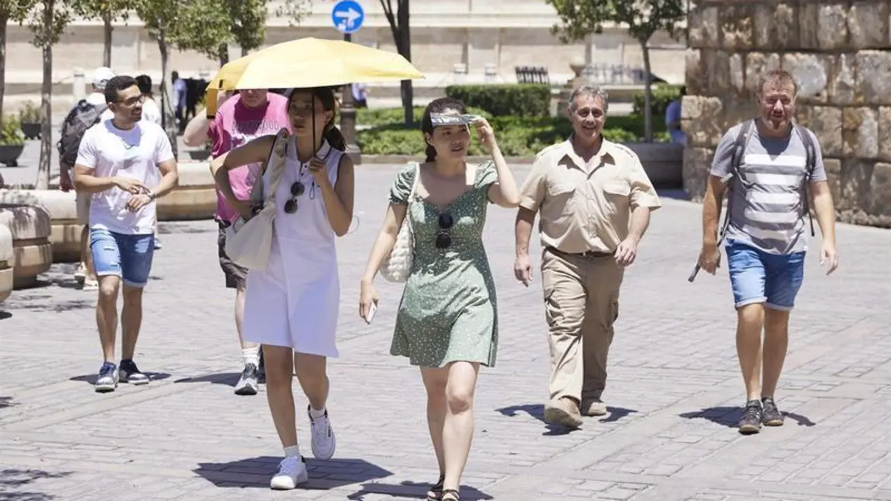  Una mujer porta un paragua para resguardarse del sol en el primer d&iacute;a de la segunda ola de calor, a 7 de julio de 2022 en Sevilla (Andaluc&iacute;a, Espa&ntilde;a) 