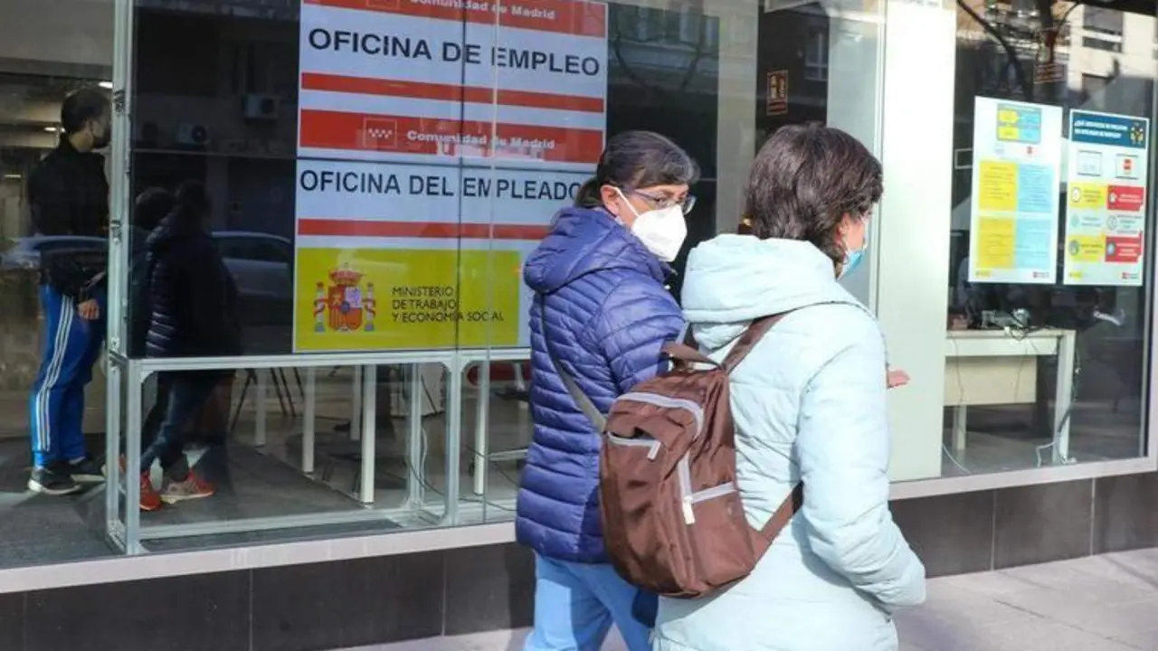  Dos mujeres pasan por delante de una oficina de empleo en Madrid - Marta Fern&aacute;ndez Jara - Europa Press - Archivo 