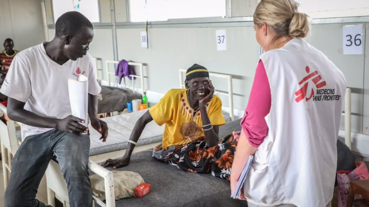  Archivo - Nyandeng, v&iacute;ctima de mordedura de serpiente, en el hospital de MSF en Agok (Sud&aacute;n del Sur) - MSF / FANNY HOSTETTLER - Archivo 