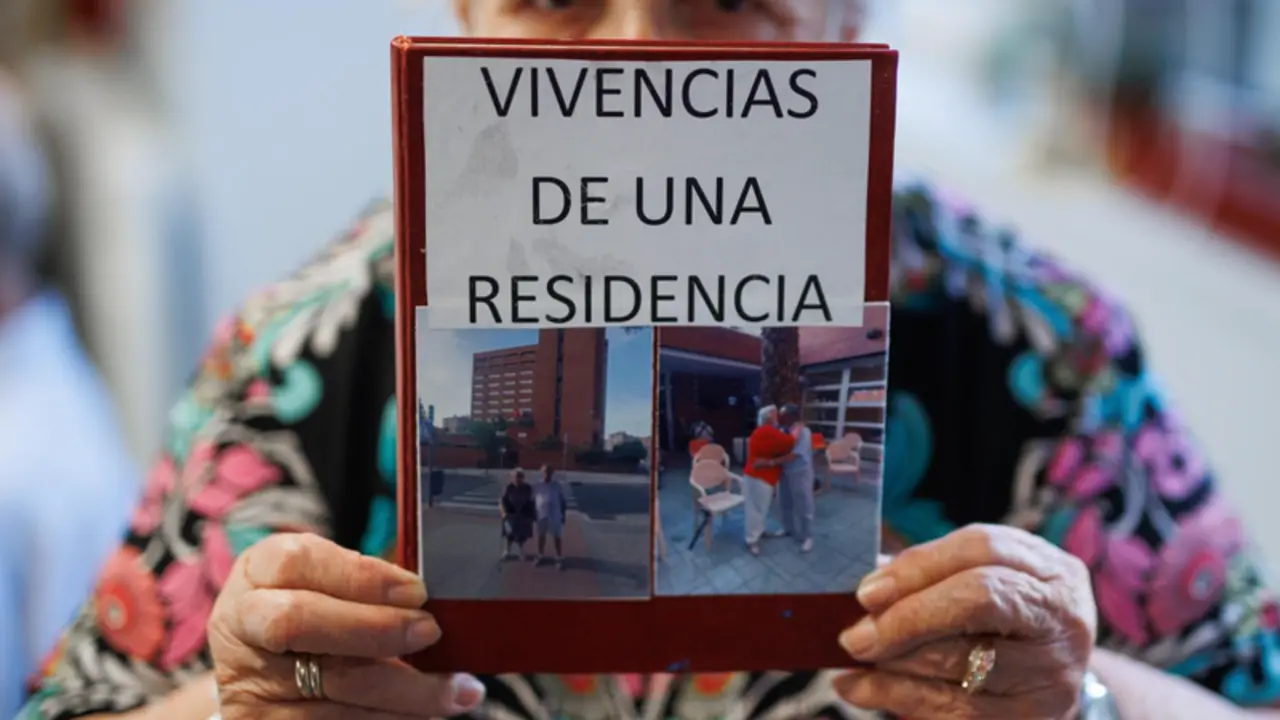  Archivo - Una mujer posa con un diario sobre sus vivencias de la pandemia en una residencia de mayores. - Alejandro Mart&iacute;nez V&eacute;lez - Europa Press - Archivo 